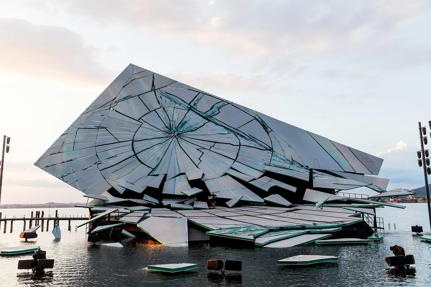 The broken-glass style set on the water
