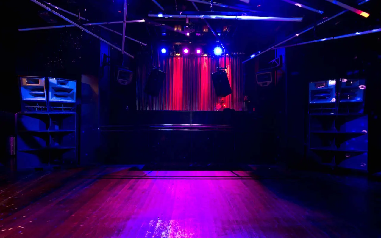 An empty stage lit in blue and magenta at Lux Frágil