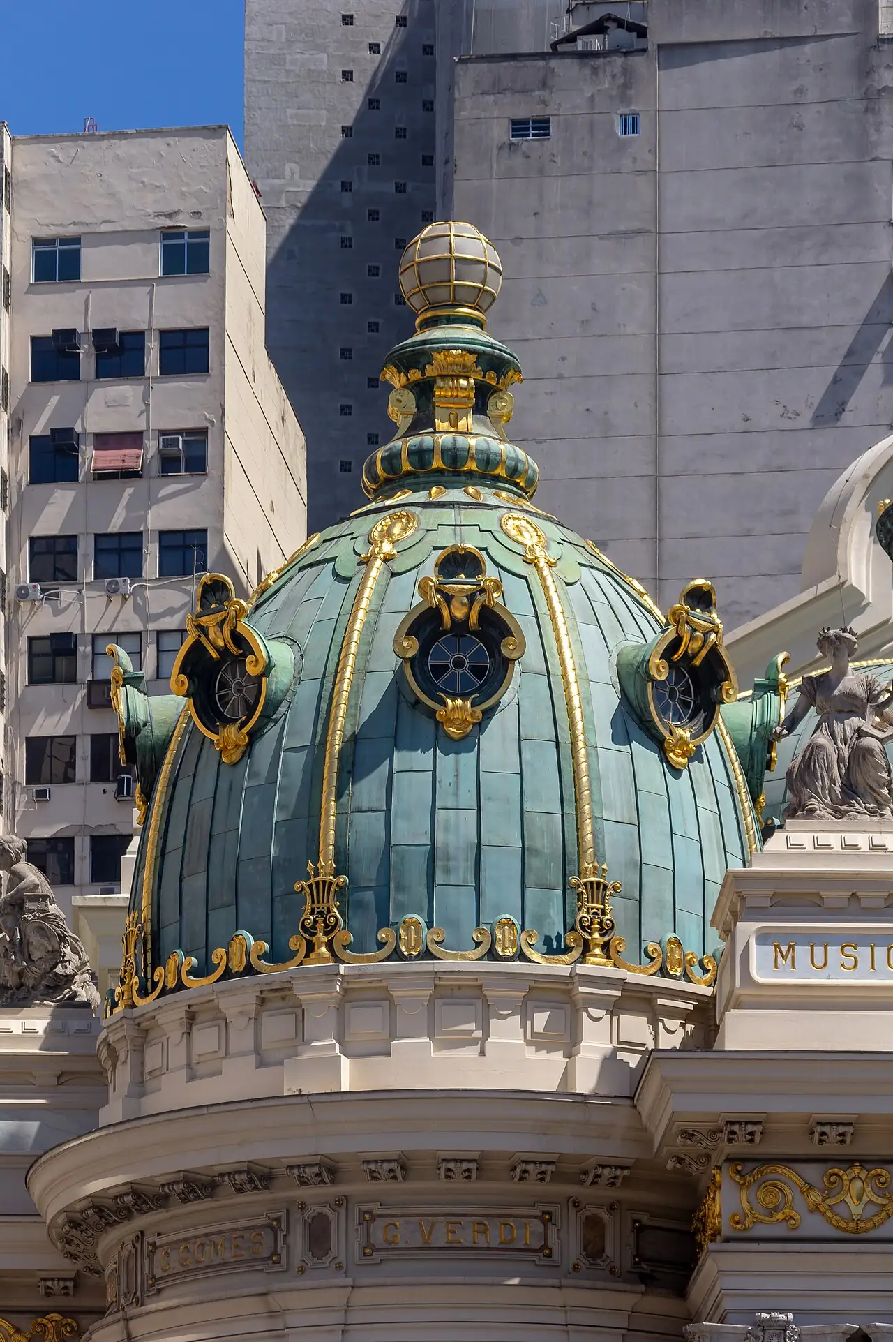 A green dome on the Theatro Municipal roofline