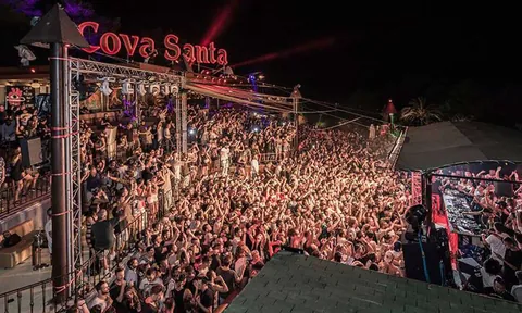 A large crowd in front of the stage at Cova Santa at night
