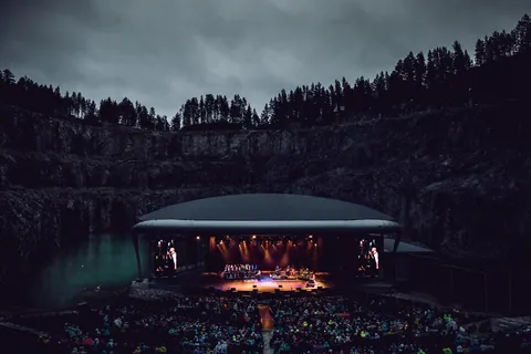 The Dalhalla stage in a limestone quarry at dusk
