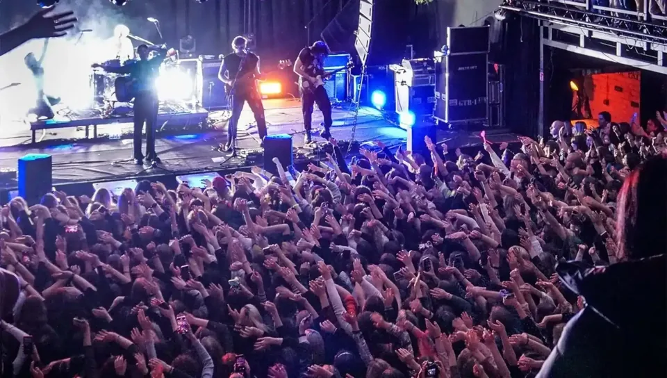 A crowd in front of the stage at Loftas Fest