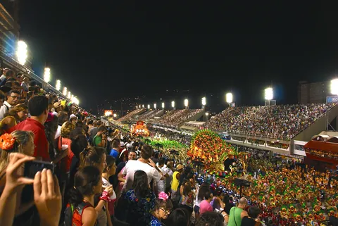 Crowds packed into the stands of the Sambódromo at night